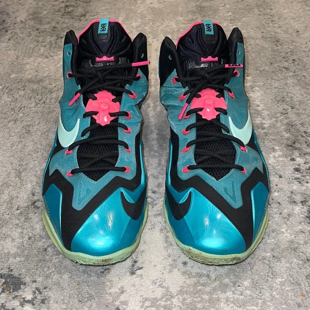 Nike | LeBron James 11 South Beach - Picture 8 of 9